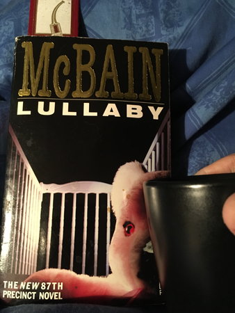 Boken Lullaby och kaffe på sängen