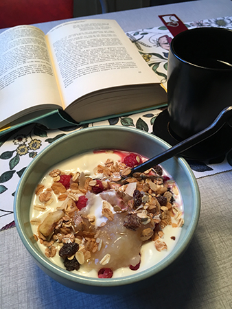 Frukost med hallon och äpplemos i yoghurten