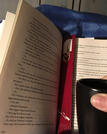 Läsning och kaffe på sängen