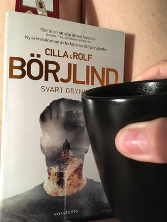 Svart gryning och kaffe på sängen