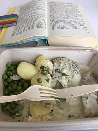 Kokt fisk och bok till lunch