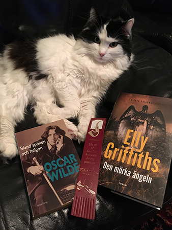 Lucifer med böckerna Bland spöken och helgon och Den mörka ängeln