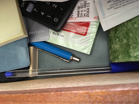 En penna i skrivbordslådan