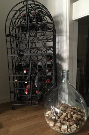 Vinskåpet och korkdamejeannen