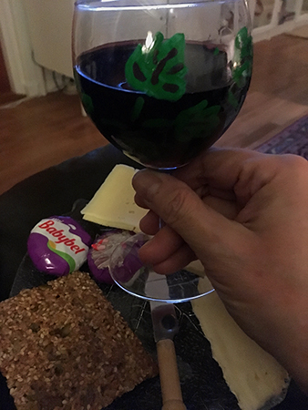 Annas fröknäcke ostar och ett halvt glas Zinfandel