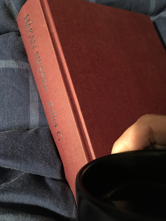 Boken Fallet G och kaffe på sängen