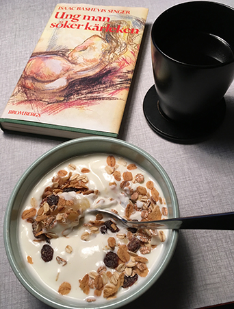 Frukost med yoghurt kaffe och boken Ung man söker kärleken