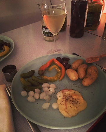 Raclette med tillbehör och vitt vin