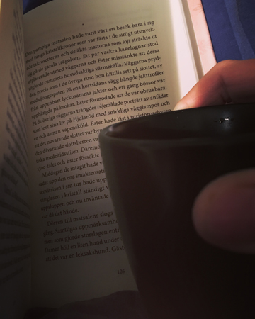 Bok och kaffe på sängen