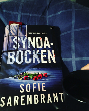 Boken Syndabocken och kaffe på sängen