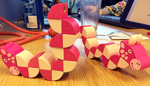 Leksaker på skrivbord