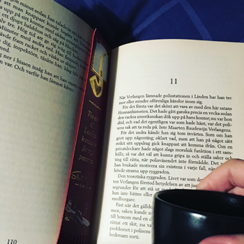 Bok och kaffe på sängen