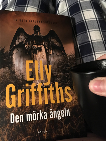Elly Griffiths bok Den mörka ängeln och kaffe på sängen