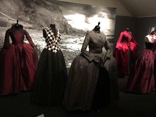 Klänningar Det sjunde inseglet Ingmar Bergmanutställning Upplandsmuseet