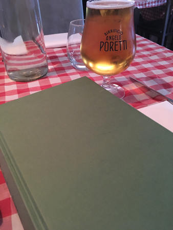 Poretti öl och bok Alessandro