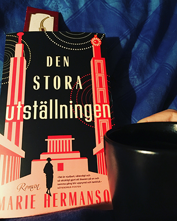 Boken Den stora utställningen och kaffe på sängen