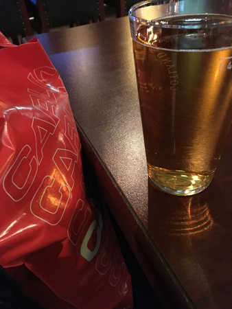 Påse från Carlings och en öl