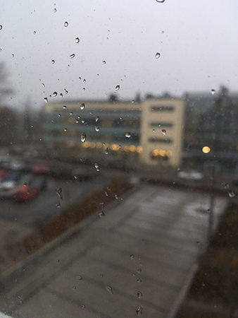 Regn på kontorsfönstret