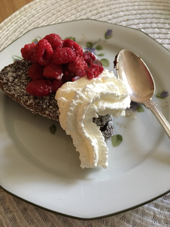 Kladdkaka med hallon och grädde