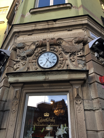 Tidningen Uppsala på byggnad med klocka