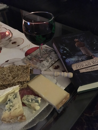 Ostar kex vin och boken Skuggorna ruva