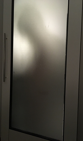 Silhuett bakom dörren