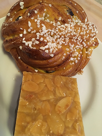 Fika på Kafferepet saffransbulleoch toscakaka