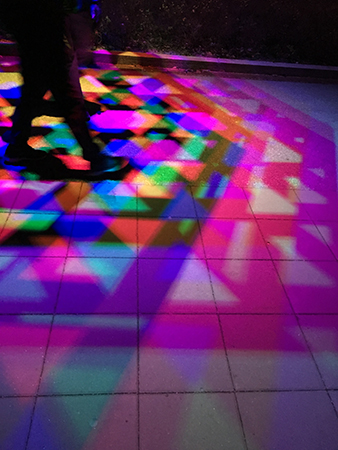 Space Cube reflektioner på gata och vägg