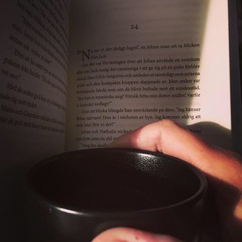 Bokuppslag och kaffe