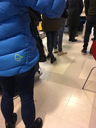 Kö till postservicen på Kvarnen