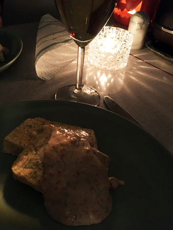 Laxpaté romsås och vin