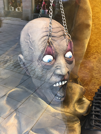 Skräckgubbe i skyltfönster