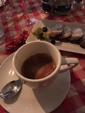 Espresso och Salamino de cioccolato al pistacchio