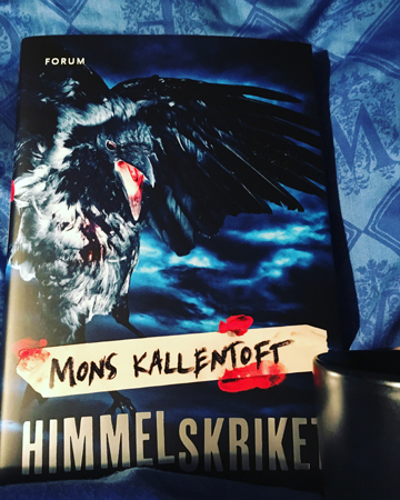 Boken Himmelskriket och kaffe på sängen