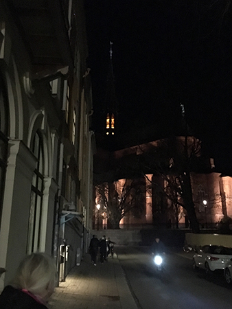 På väg upp mot Domkyrkan kväll