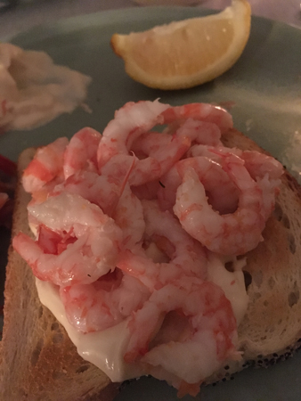 Räkor och chiliaioli på rostat bröd