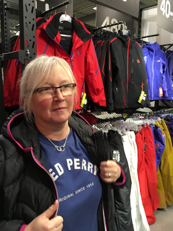 Anna provar dunjackor