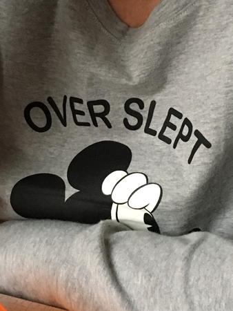 Anna i sin nya pyjamas Over slept Musse Pigg