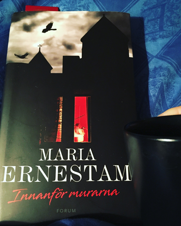 Boken Innanför murarna och kaffe på sängen