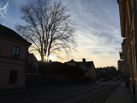 Solen sjunker Uppsala gatubild