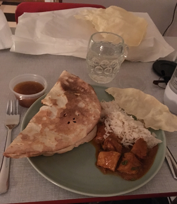 Chicken vindaloo m naan ris o papadom