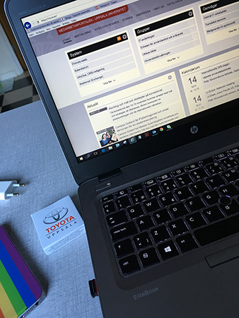 Jobbdatorn på köksbordet