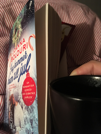 Bok och kaffe på sängen