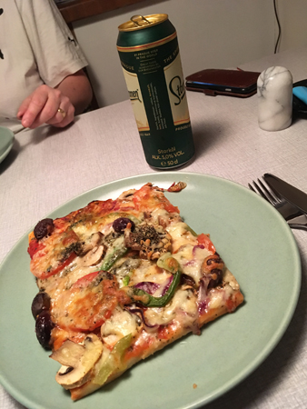 Hemgjord pizza och öl