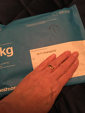 Min hand över blått paket