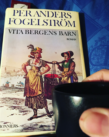 Vita bergens barn och kaffe på sängen
