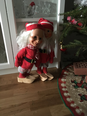 Läskiga tomtarna tittar