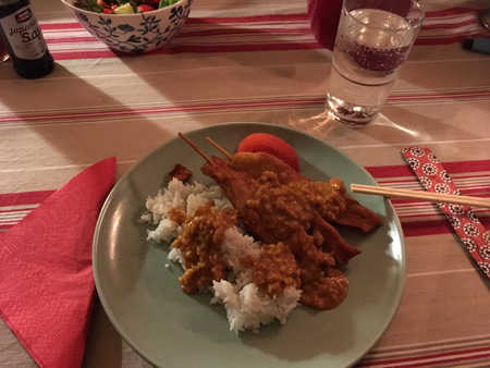 Kycklingspett med ris och jordnötssås