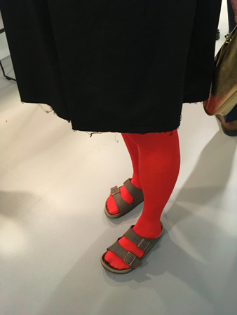 Röda strumpor svart kjol och sandaler