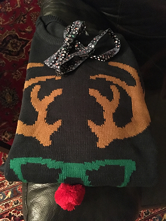 Tröja ren med röd mule och fluga